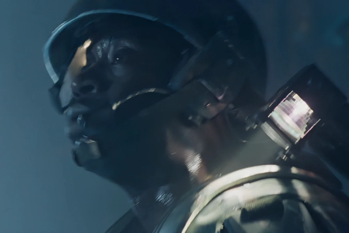 Apone in helmet and TNR lamp in the hive moments before a Warrior takes him in Aliens