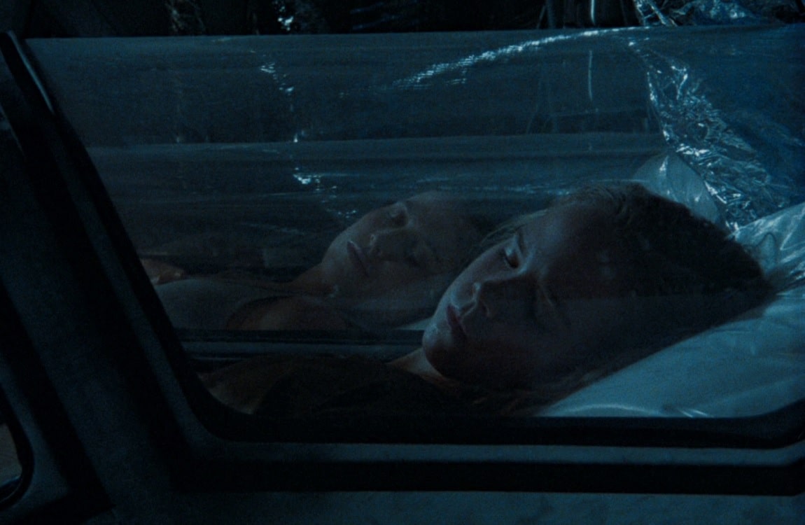 Ripley And Newt sleeping in cryotubes