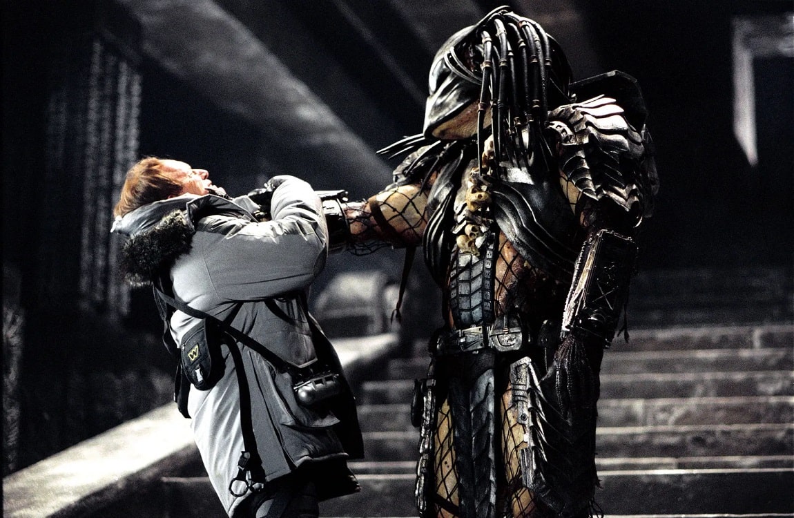 Ian White jucând cicatrice Predator în Alien vs. Predator 2004