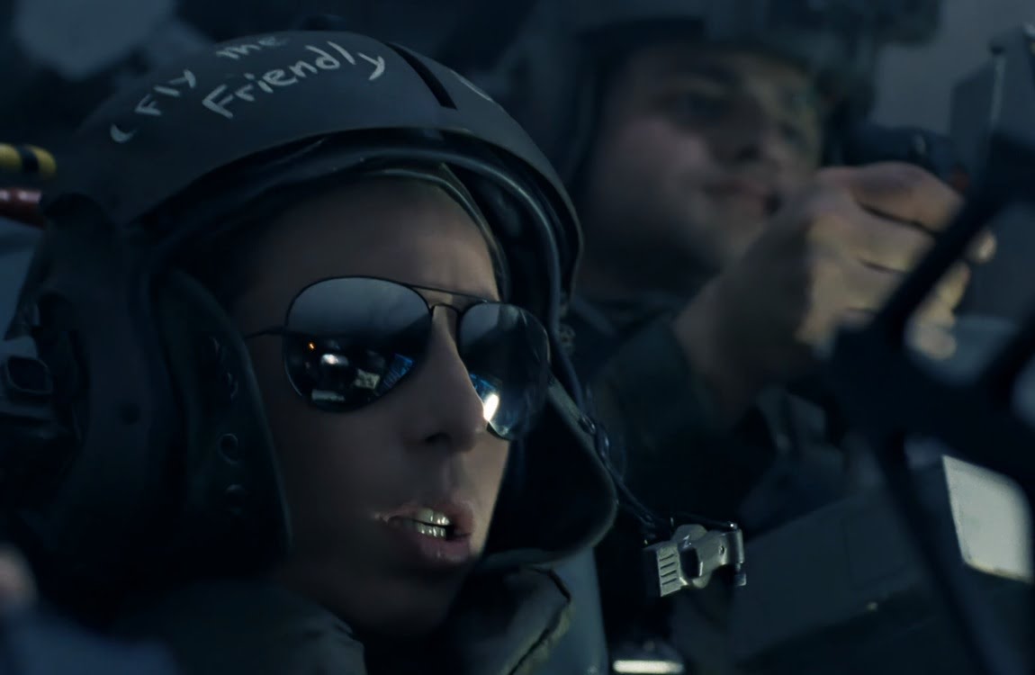 Ferro and Spunkmeyer flying the Bug Stomper dropship in Aliens