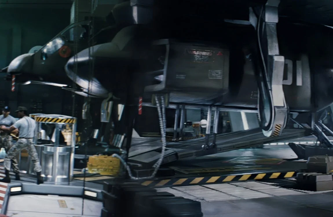 The dropship parked in the Sulaco hangar