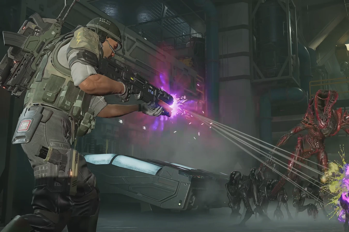 Machinist firing plasma at a Prowler and runners in Aliens Fireteam Elite 2