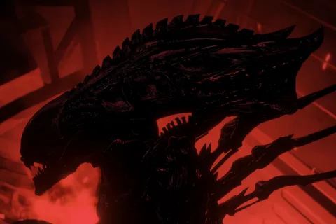 A Praetorian Xenomorph silhouetted in red light in Aliens: Fireteam Elite 2