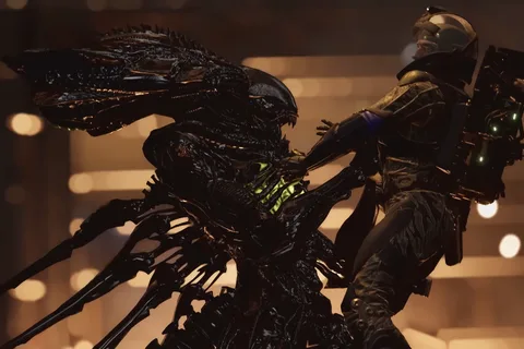 A Colonial Marine grapples with a pathogen-mutated Xenomorph in Aliens: Fireteam Elite