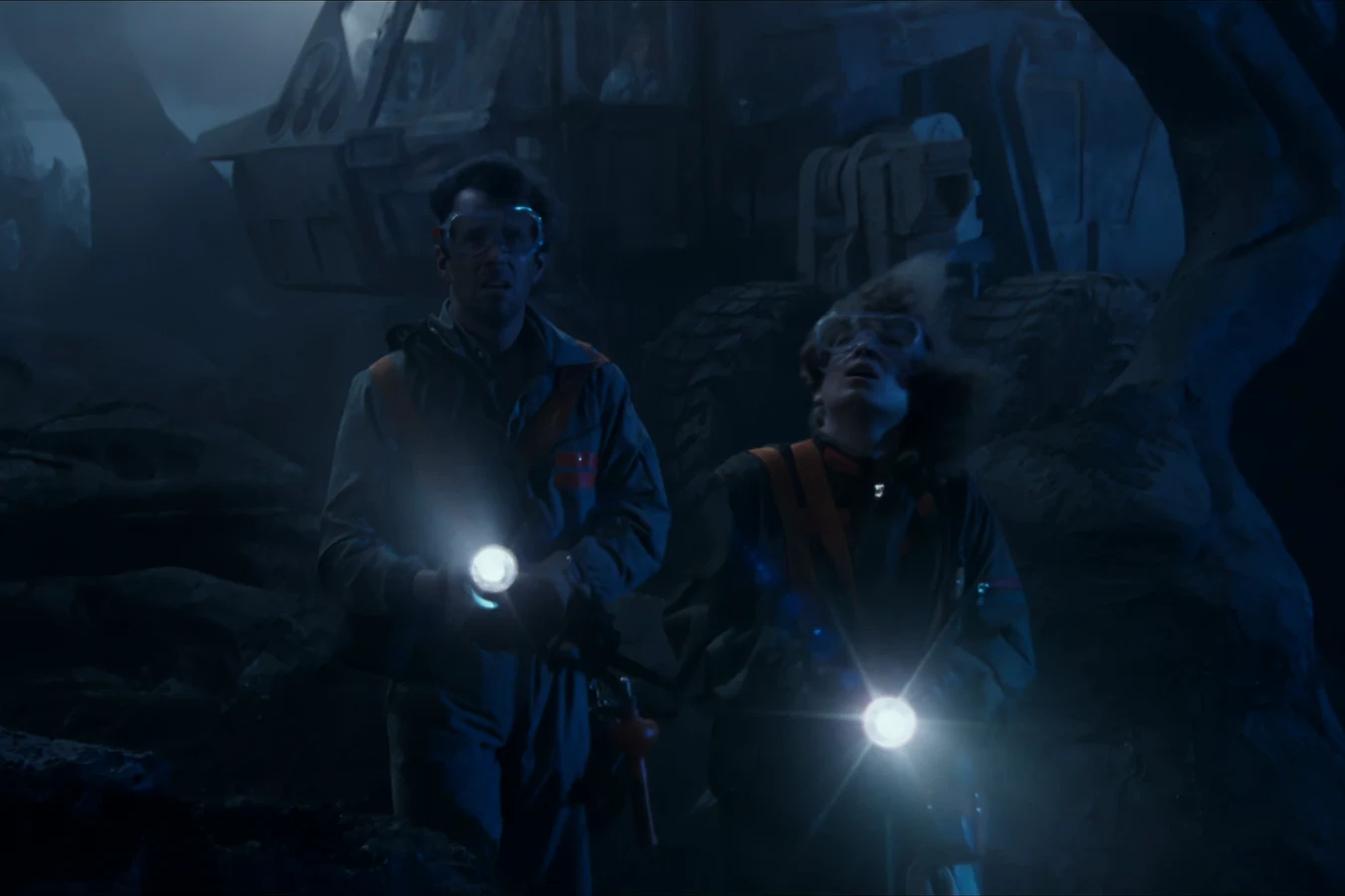 Russ and Anne Jorden in environment suits with flashlights at the derelict ship on LV-426 in the Aliens Special Edition