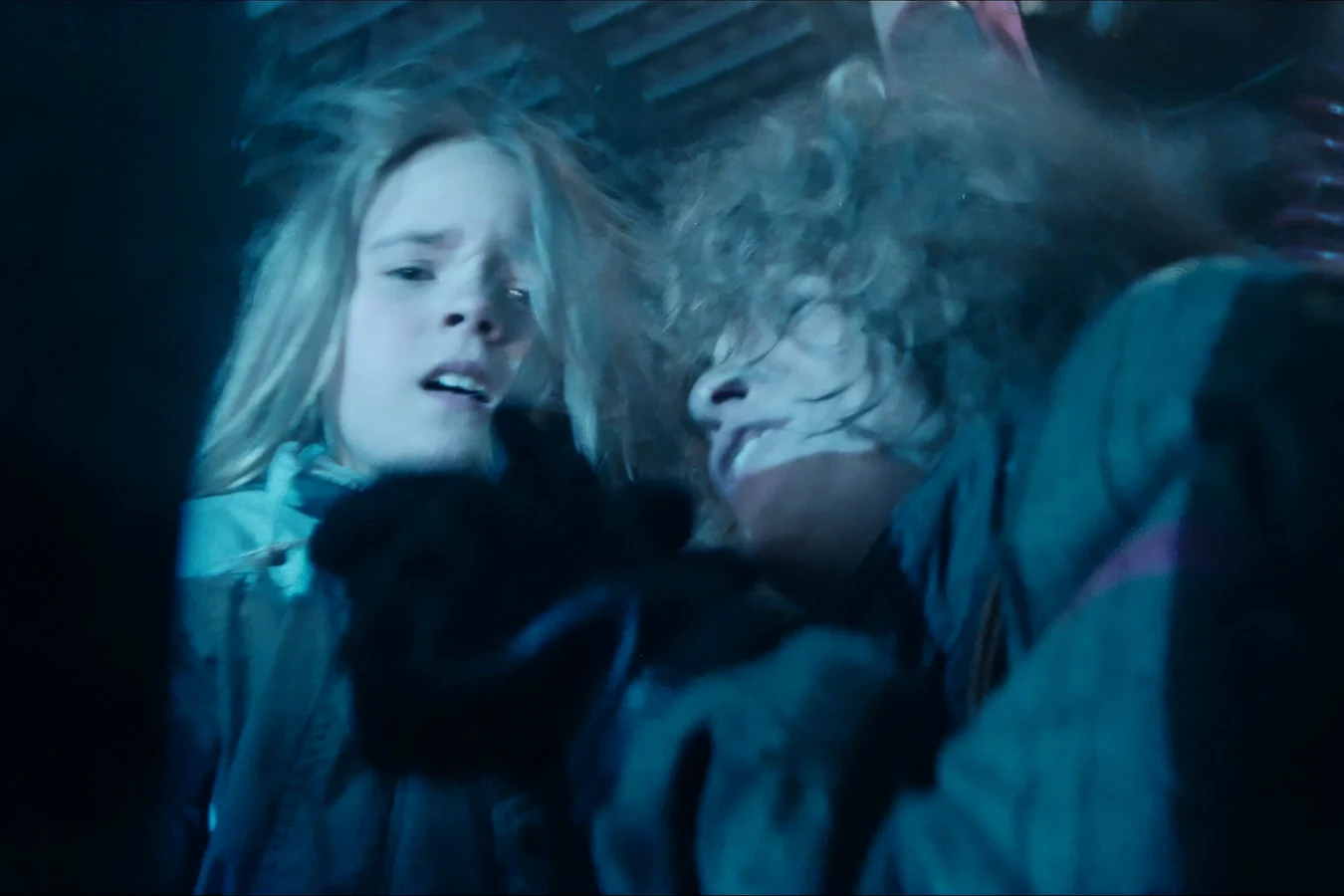 Anne Jorden clutching a terrified Newt in the tractor cab after the Facehugger attack on Russ in the Aliens Special Edition