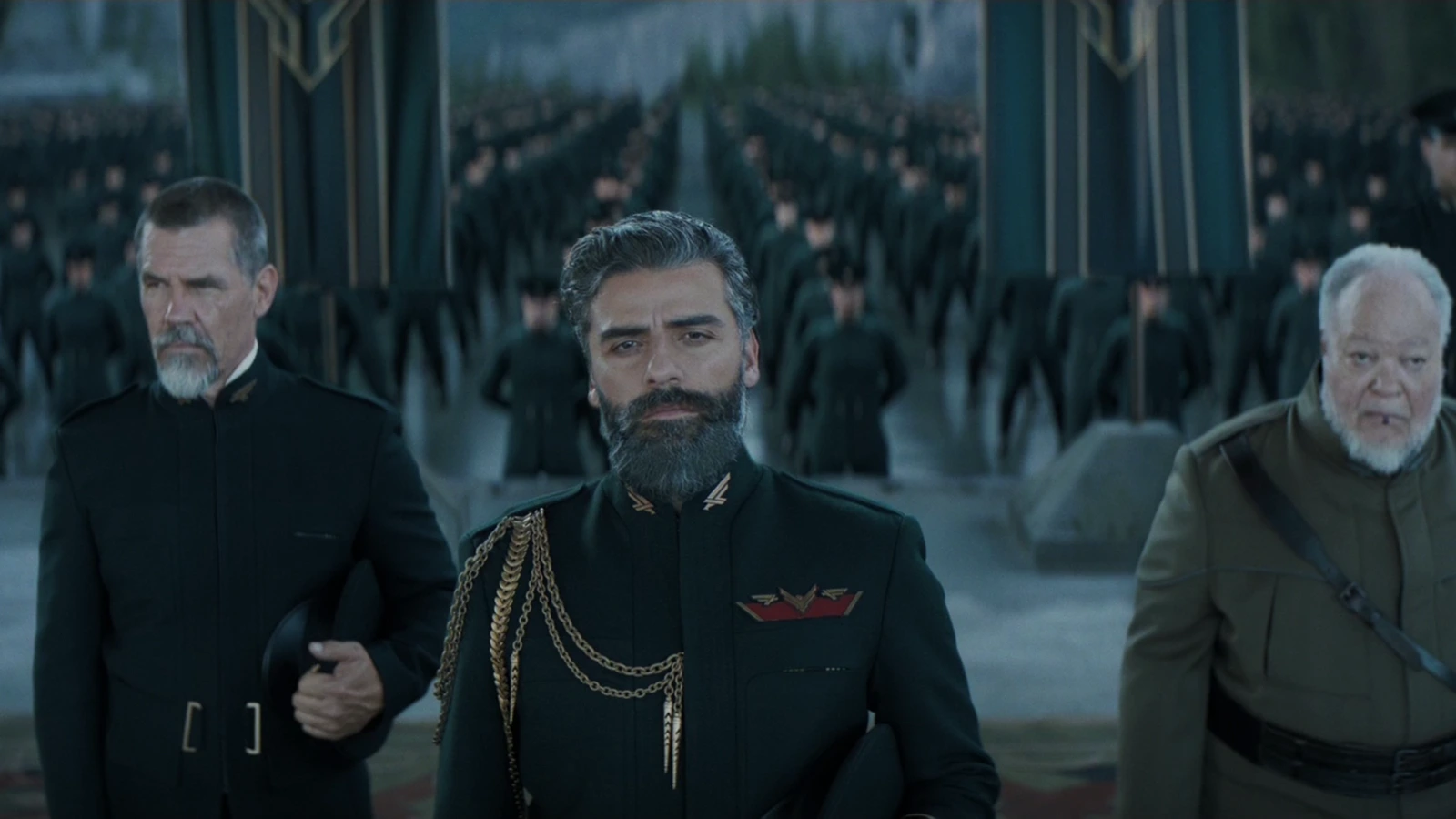 Duke Leto Atreides standing with Gurney Halleck and Thufir Hawat before Atreides troops