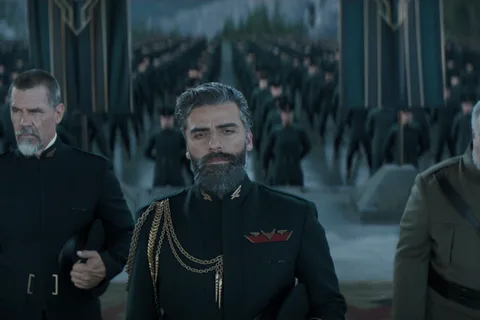 Duke Leto Atreides standing with Gurney Halleck and Thufir Hawat before Atreides troops