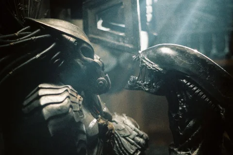 A Xenomorph fights the Celtic Predator in Alien vs. Predator 2004