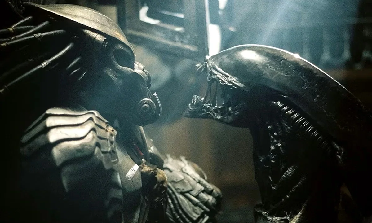 A Xenomorph fights the Celtic Predator in Alien vs. Predator 2004