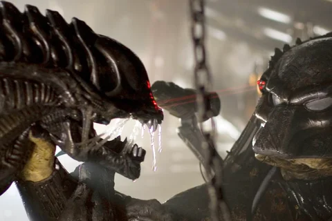 Wolf Predator fights a Xenomorph