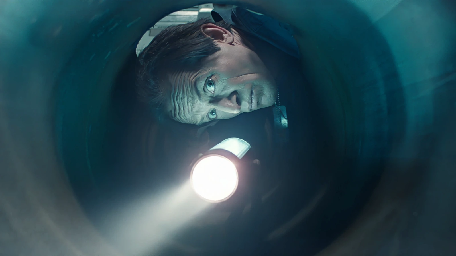 Bishop crawling through the escape tunnel in Aliens