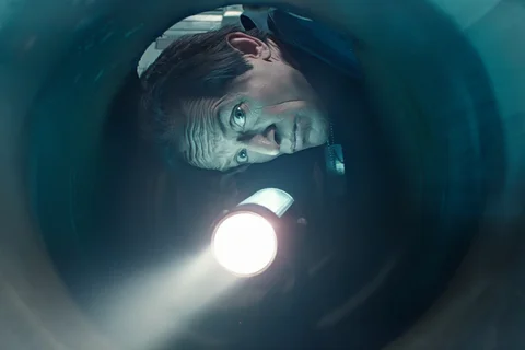Bishop crawling through the escape tunnel in Aliens