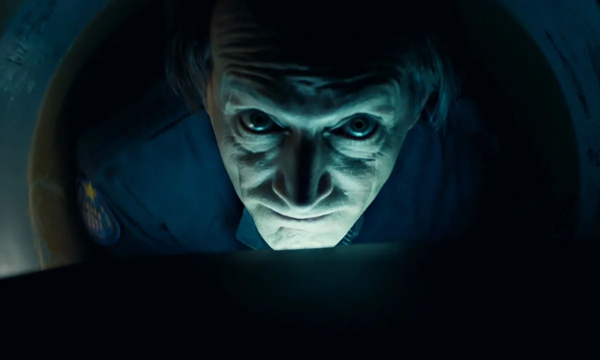 Bishop crawling in the tunnel in Aliens