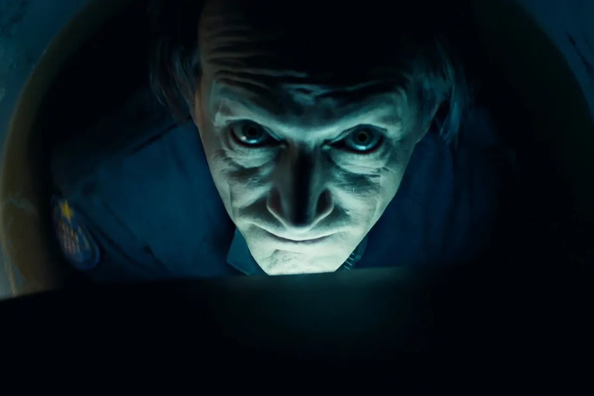 Bishop crawling in the tunnel in Aliens