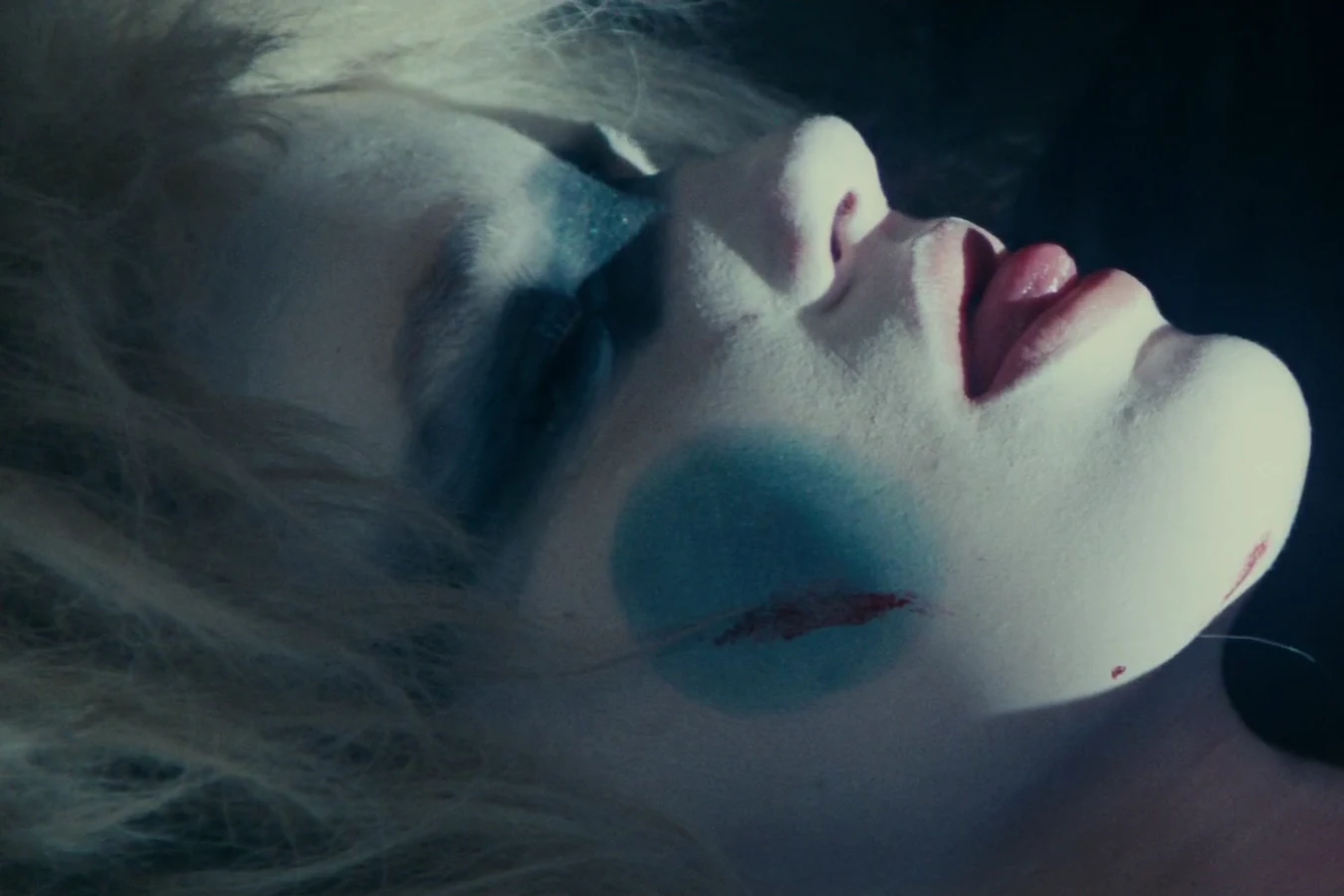 Pris lying dead on the floor of Sebastian's apartment after Deckard shoots her