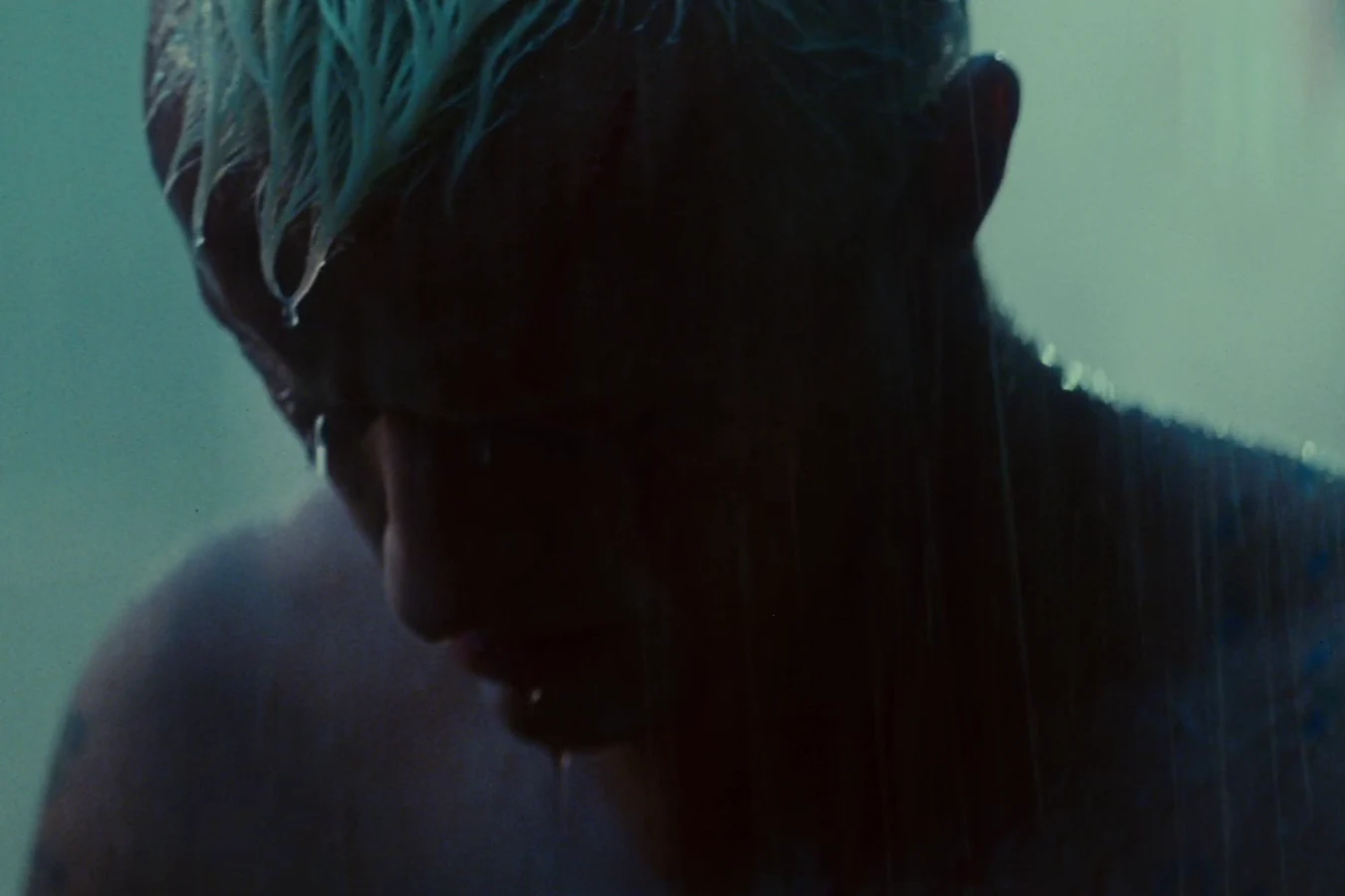 Roy Batty dead with his head bowed in the rain on the rooftop in Blade Runner