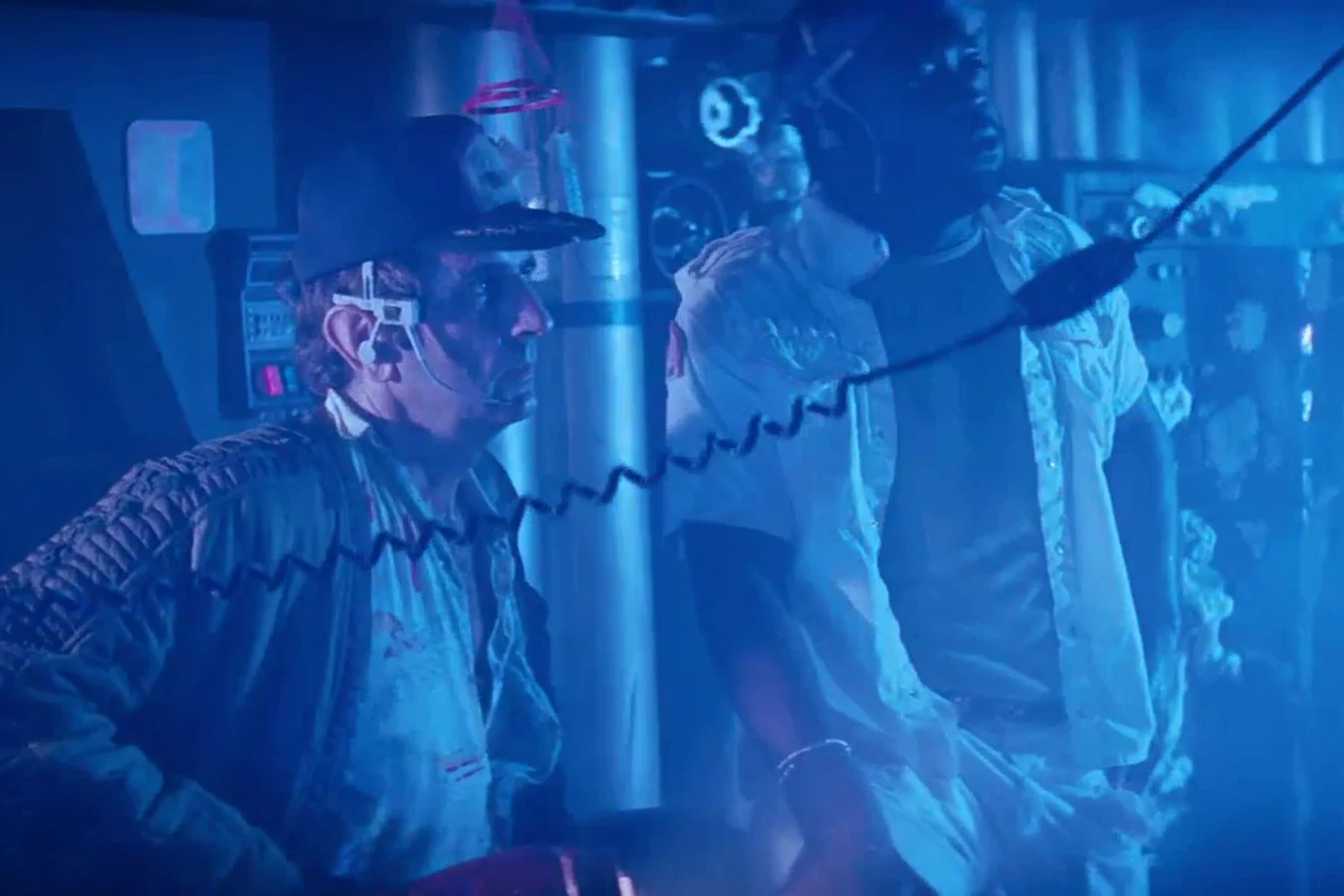 Brett in a headset and Parker in blue light in engineering during the landing on LV-426
