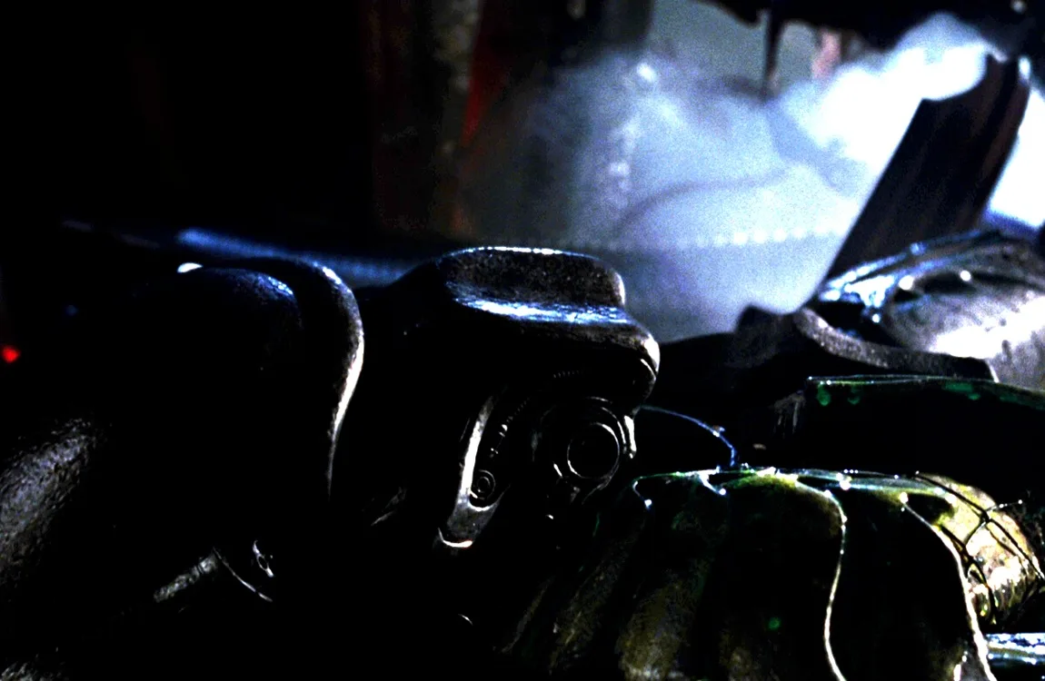 Bull Predator killed by the Predalien inside the crashed Scout Ship