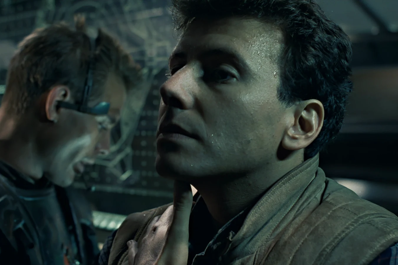 Carter Burke sweating beside Bishop in the Hadley's Hope medlab in Aliens