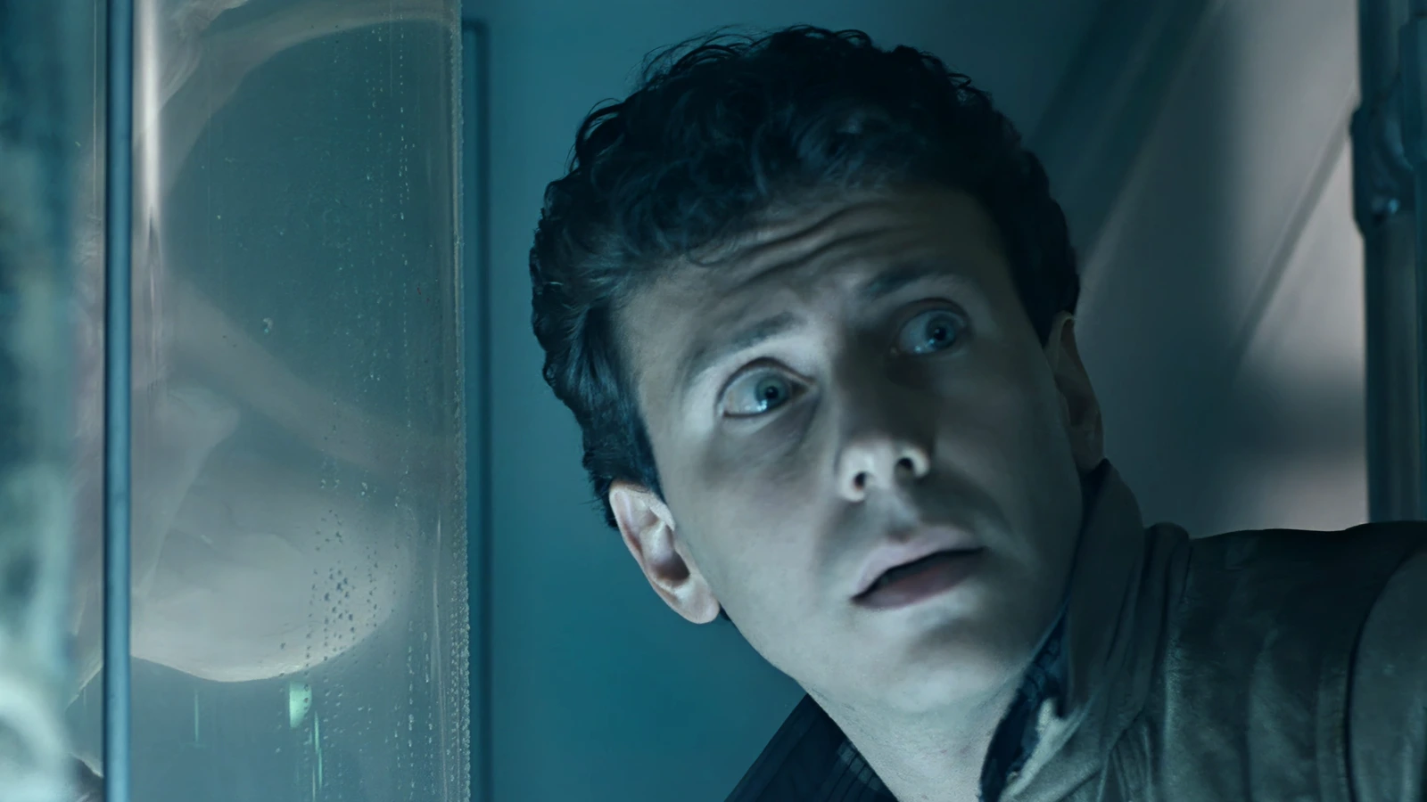 Carter Burke staring through the medlab glass at a Facehugger in Aliens