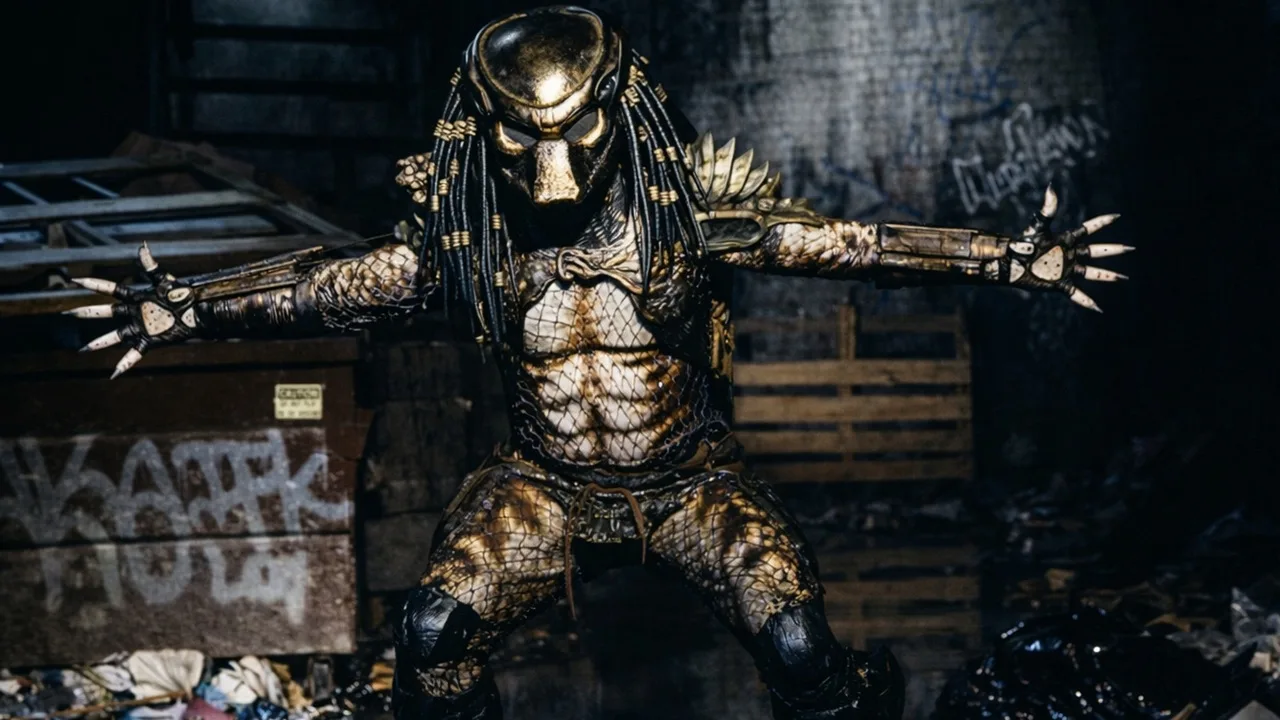 The City Hunter Predator stands in a dark alley in Predator 2