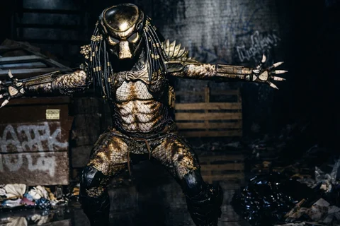 The City Hunter Predator stands in a dark alley in Predator 2