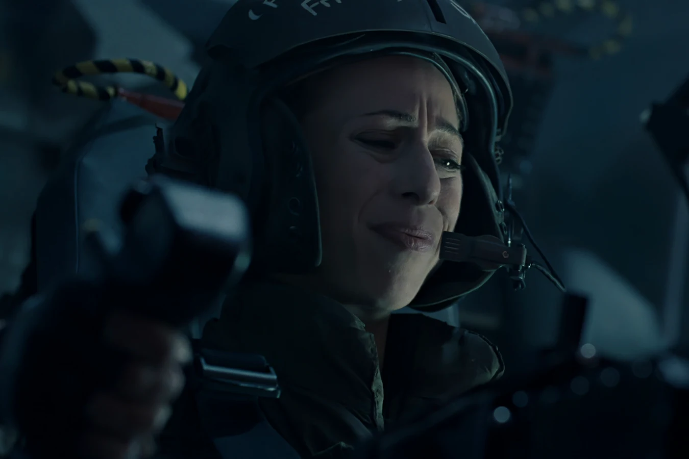 Ferro in a flight helmet marked FERRO at the Bug Stomper controls during the emergency extract in Aliens