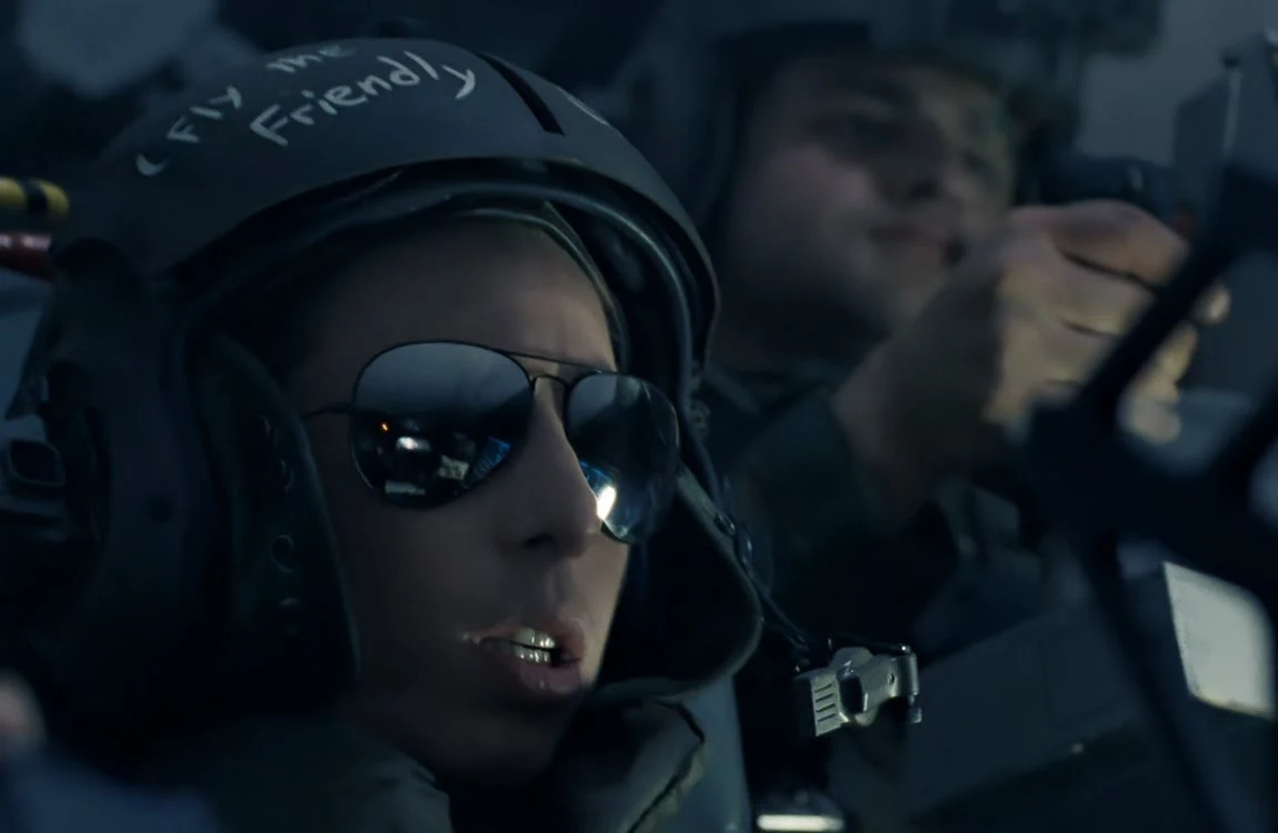 Corporal Colette Ferro piloting the Bug Stomper dropship in Aliens