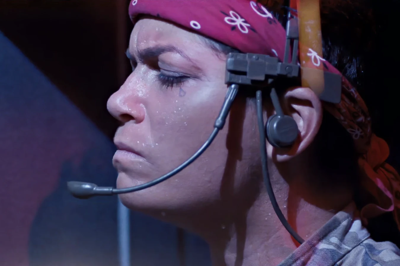 Private Vasquez wearing the Smartgunner headset with boom microphone in Aliens
