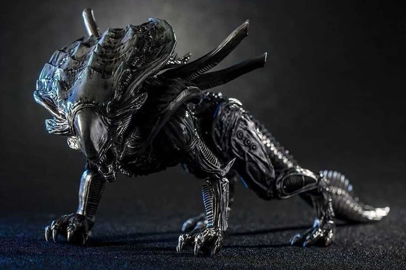 Hiya Toys 1:18 Aliens Colonial Marines Crusher Xenomorph figure in a charge crouch