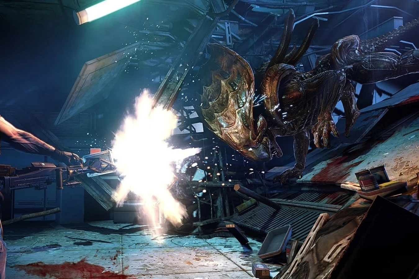 A Crusher charging a Colonial Marine firing an M56 Smartgun in Aliens: Colonial Marines