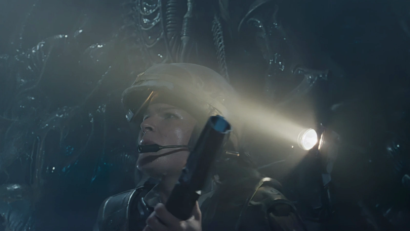 Corporal Cynthia Dietrich in M3 armor and M10 helmet in the Hadley's Hope hive, with a Warrior behind her in Aliens