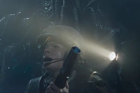 Corporal Cynthia Dietrich in M3 armor and M10 helmet in the Hadley's Hope hive, with a Warrior behind her in Aliens