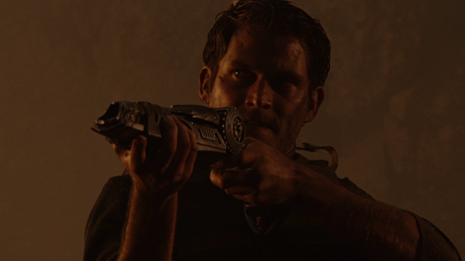 Dallas Howard aims Wolf's plasma pistol during the Gunnison outbreak in Aliens vs. Predator: Requiem