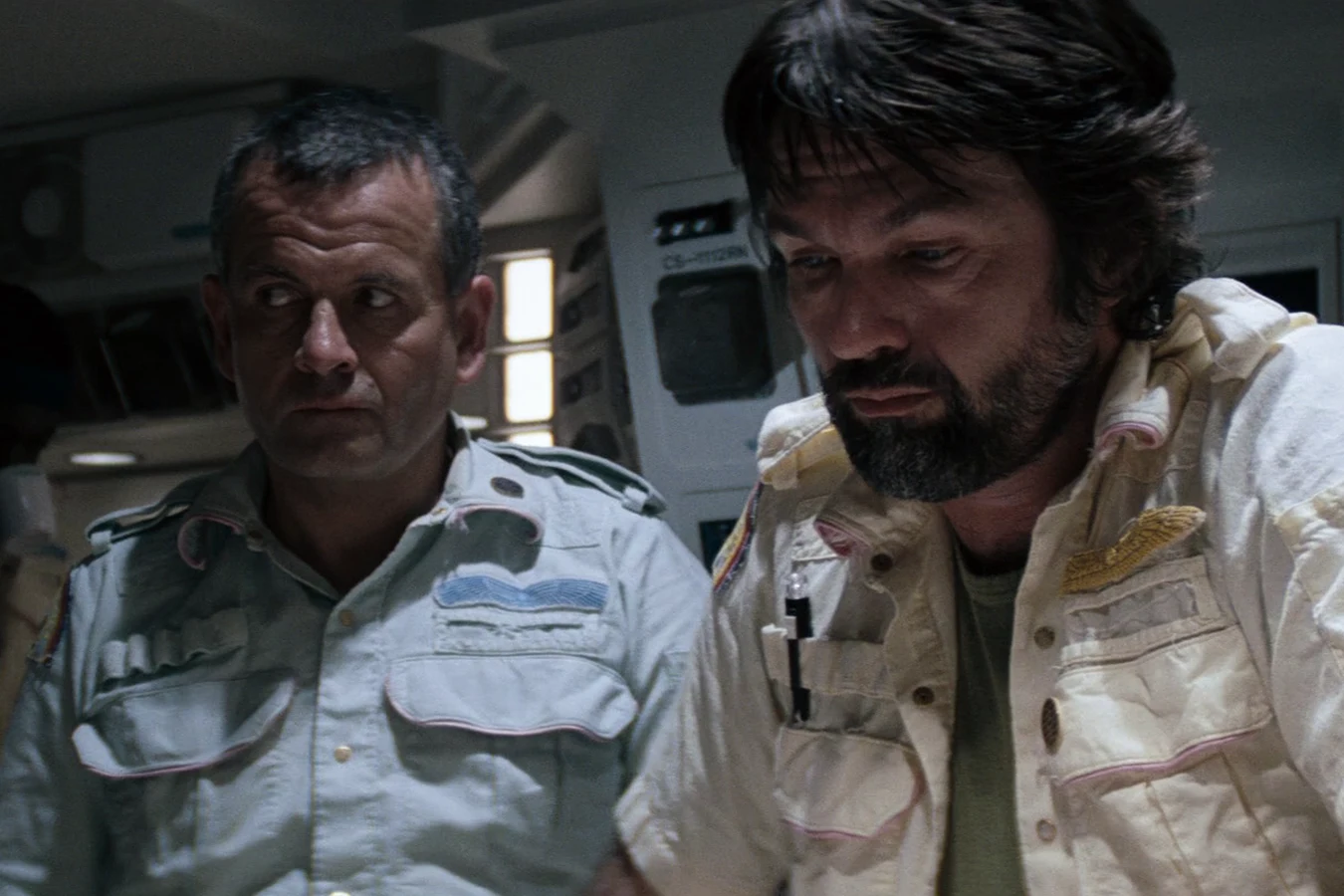 Dallas and Ash look over a readout aboard the Nostromo