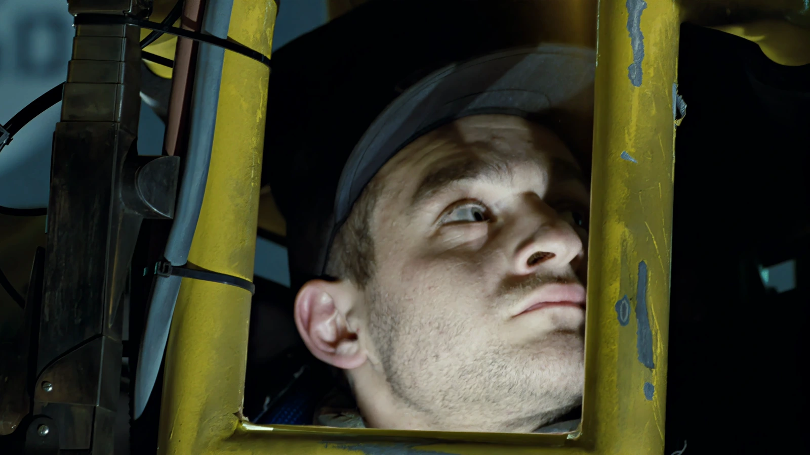 Daniel Spunkmeyer looking out from the yellow P-5000 Power Loader cage in the Sulaco hangar in Aliens
