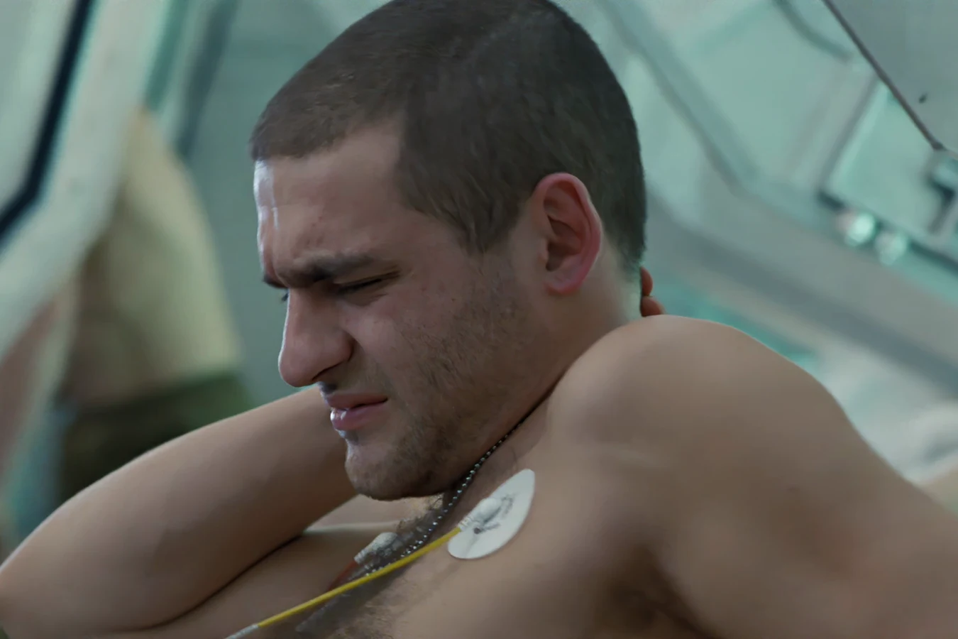 Daniel Spunkmeyer sitting up from hypersleep aboard the Sulaco with a monitor patch on his chest in Aliens