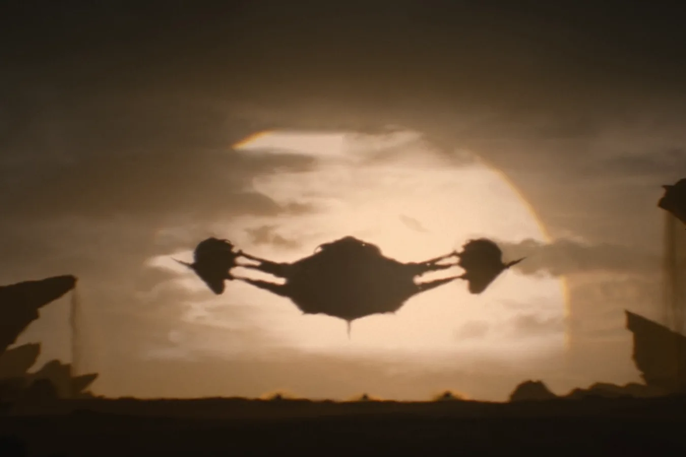 Dek Predator's mother's ship on the horizon in Predator: Badlands