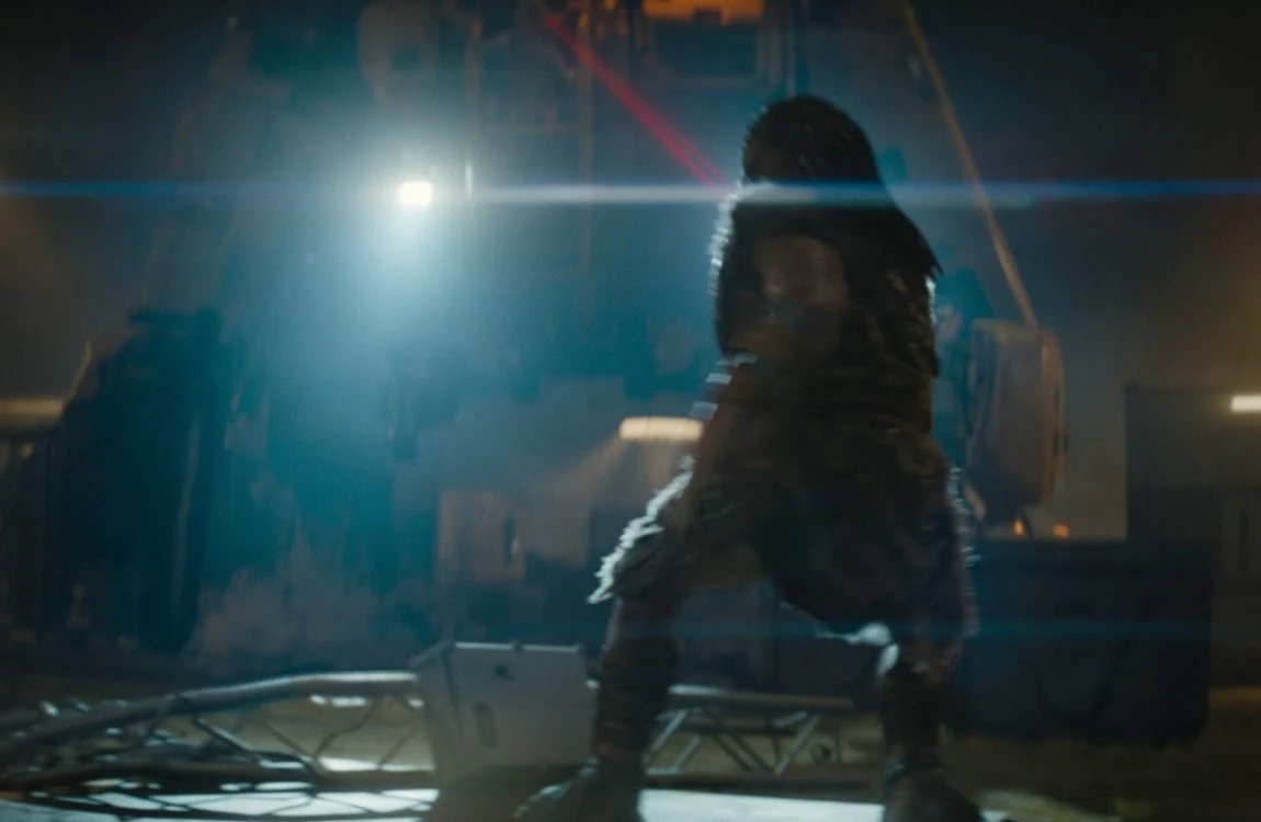 Dek Predator fights Tessa's Super Power Loader in Predator: Badlands