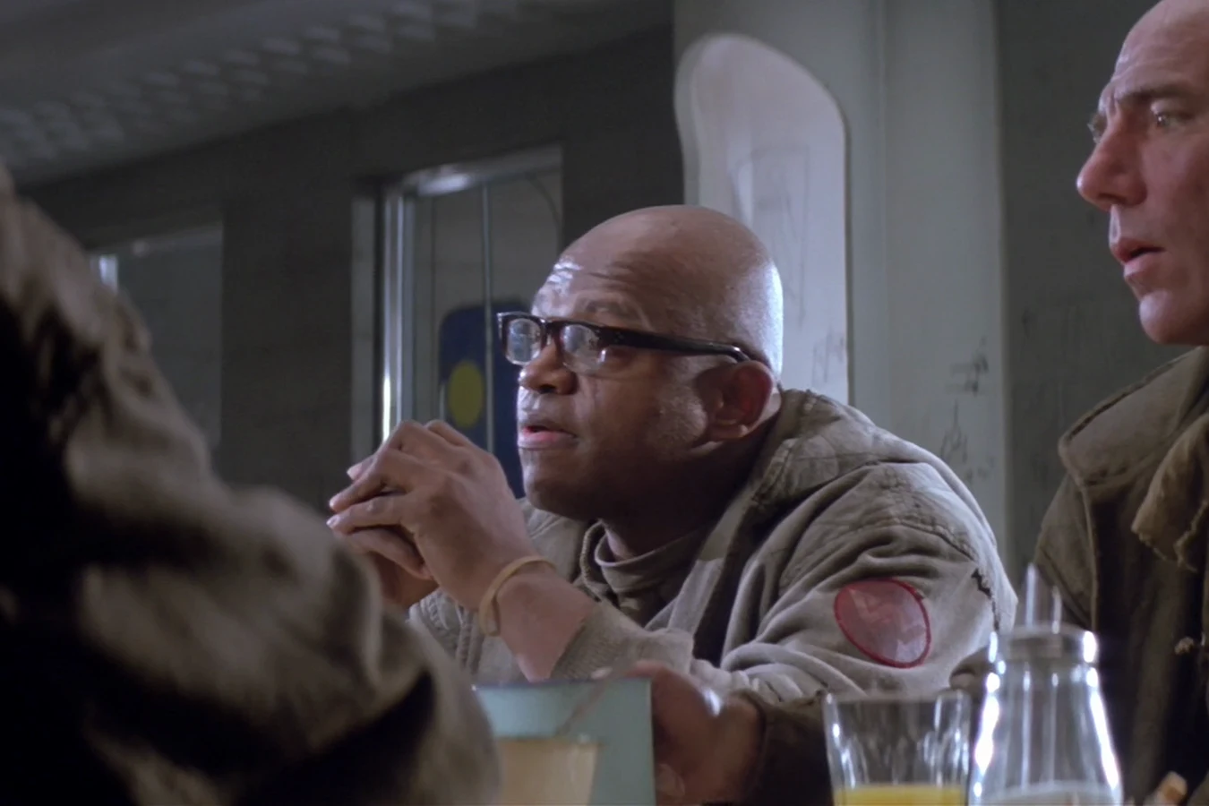 Dillon at a Fiorina mess table beside another inmate in Alien 3