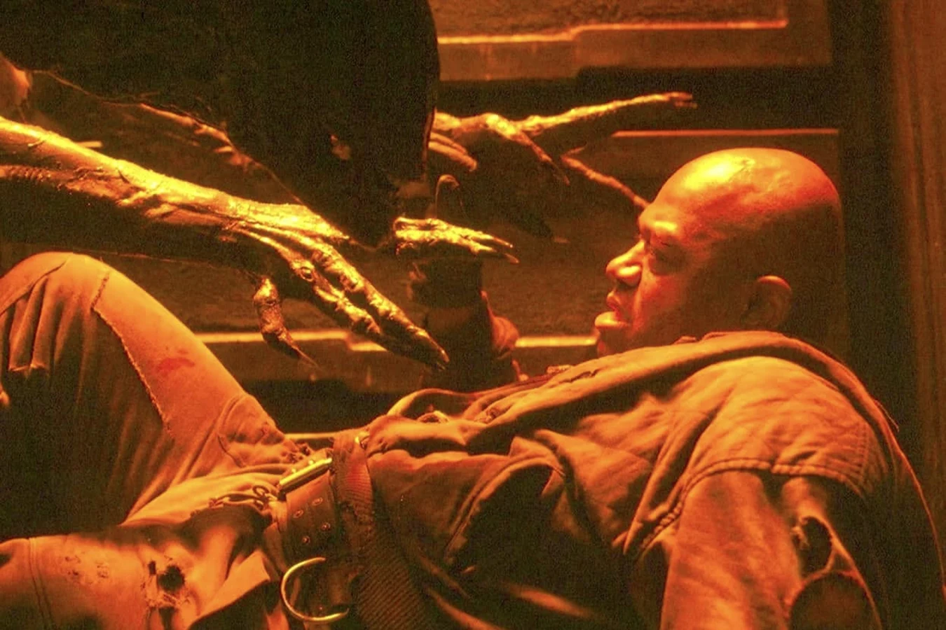 Charles S. Dutton as Dillon on the mold floor with the Alien 3 creature suit