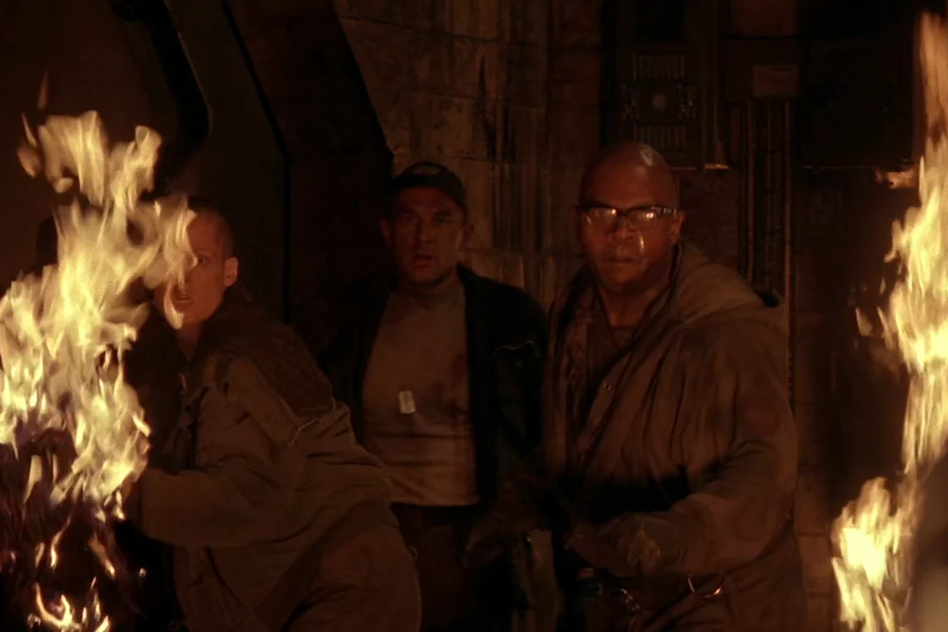 Dillon with prisoners beside the burning quinitricetyline in Alien 3