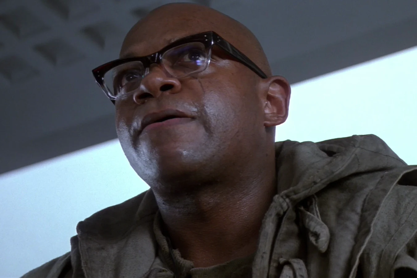Dillon looking up in glasses and a prison coat in Alien 3