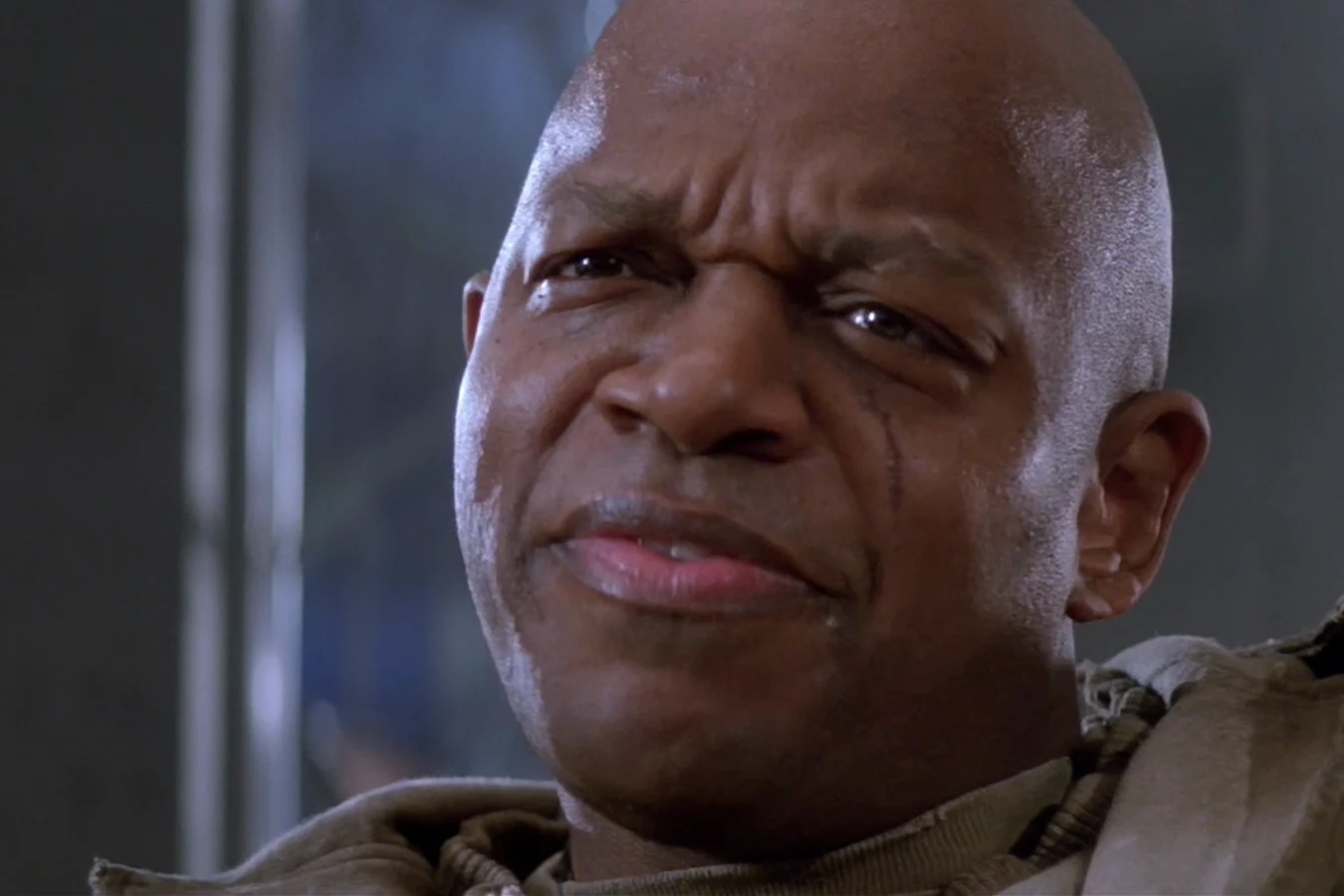 Dillon in close-up without his glasses in Alien 3