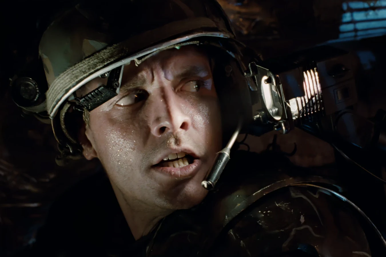 Hicks fighting during the hive ambush in the atmosphere processor in Aliens