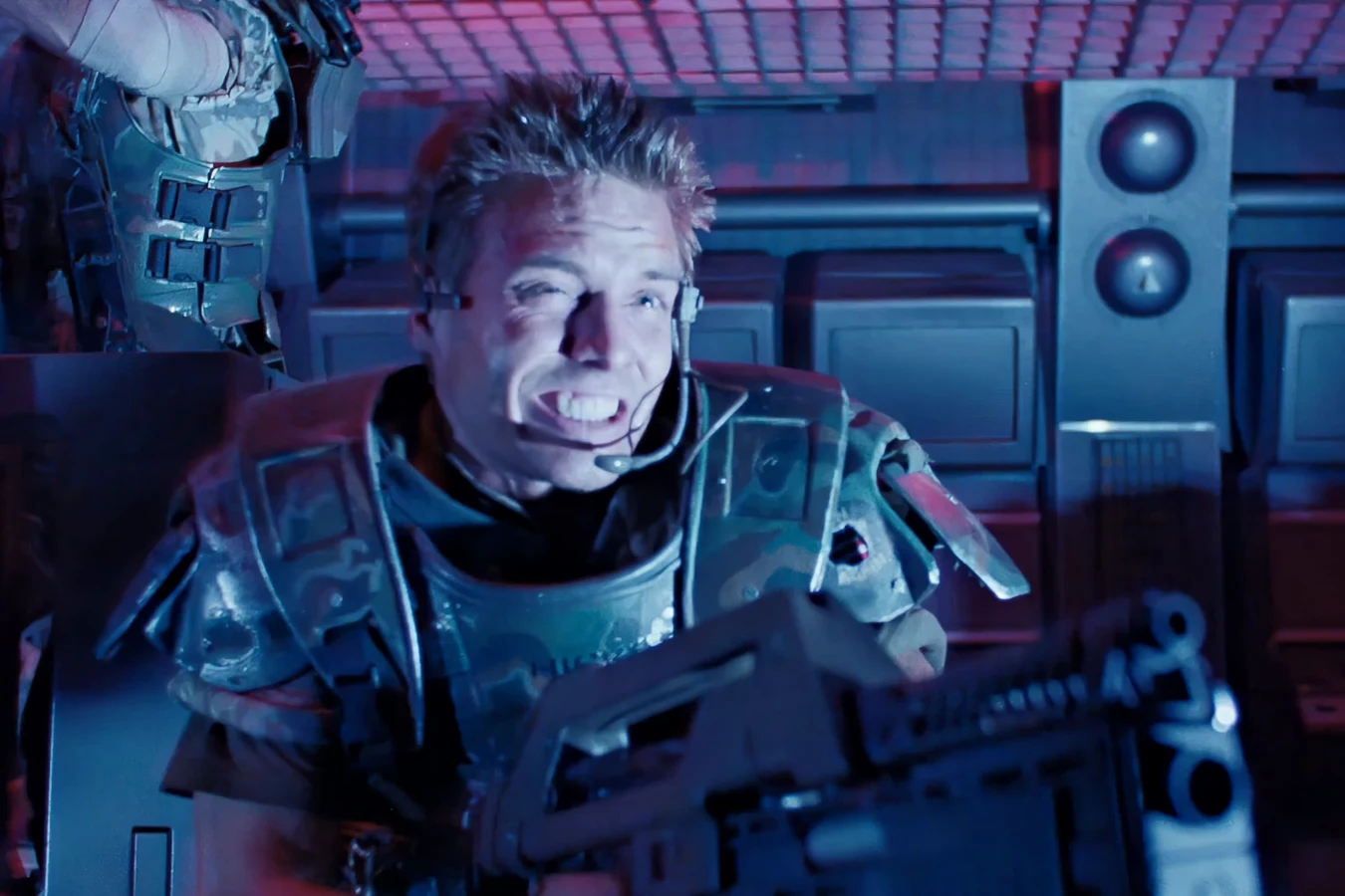 Hicks fighting Xenomorphs during the operations battle in Aliens