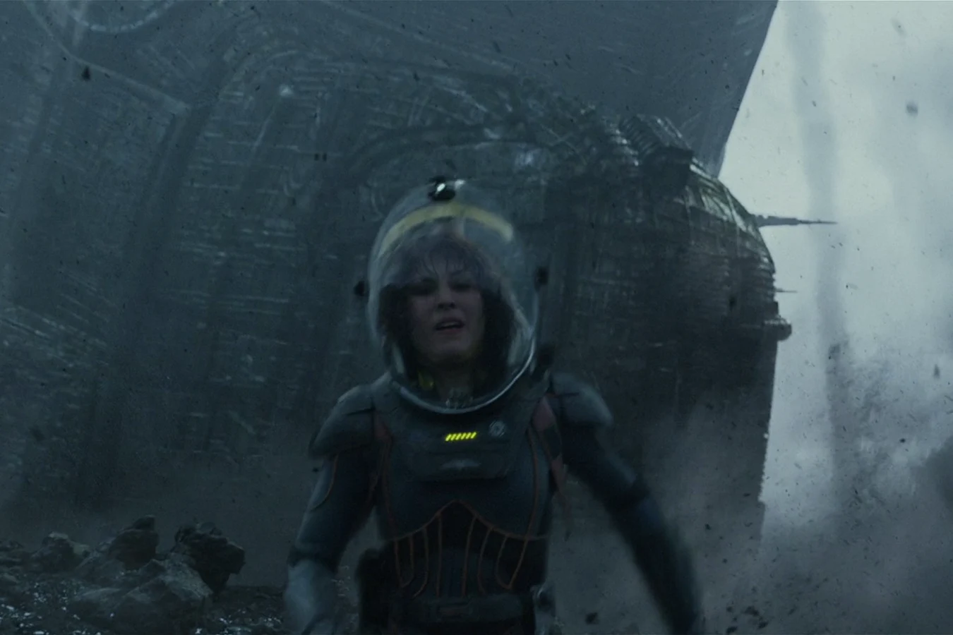 Elizabeth Shaw running in a spacesuit as the crashed juggernaut rolls across LV-223 behind her