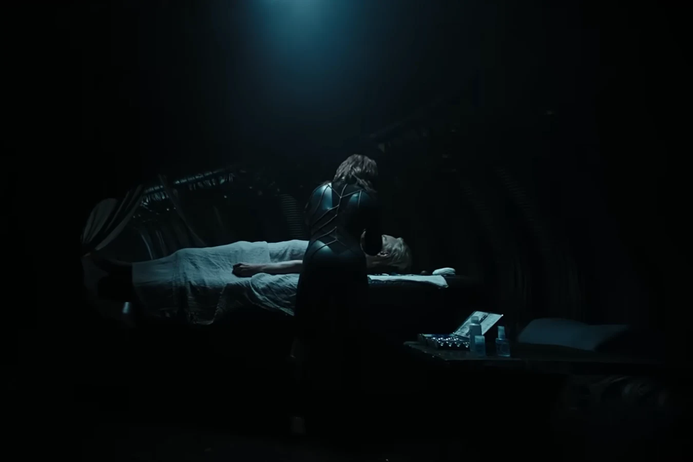 Elizabeth Shaw working on David's severed head inside an Engineer ship