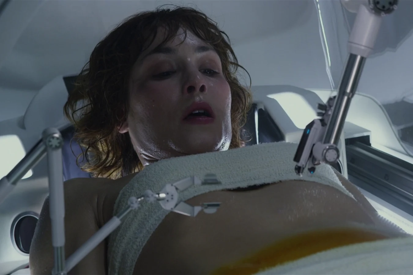 Elizabeth Shaw inside the MedPod as the machine cuts the creature out of her abdomen